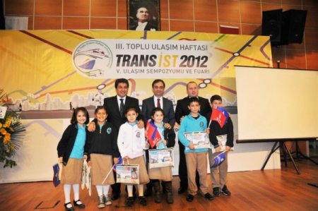 Toplu ulaşımda nezaketi öğrendiler