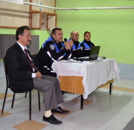 Toplum destekli polis, öğrenci velilerini bilgilendirdi