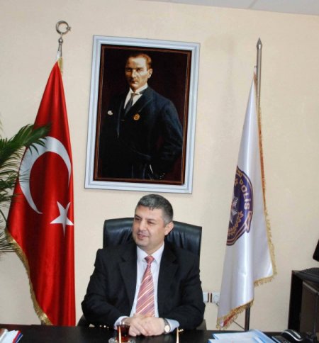 Toplum Destekli Polis Memurları Halkı Broşürlerle Bilgilendiriyor