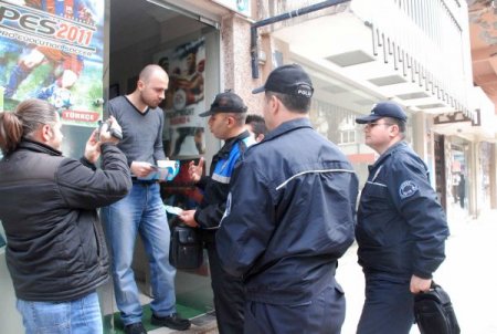 Toplum Destekli Polis Memurları Halkı Broşürlerle Bilgilendiriyor