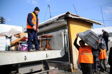 Toprak Kayması Sonucu Evlerini Boşaltanlara Belediyeden Destek