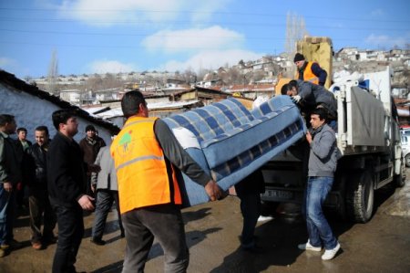 Toprak Kayması Sonucu Evlerini Boşaltanlara Belediyeden Destek