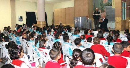 Toprakkale'de 'Mikrobun Ettikleri' oyununu bin çocuk izledi