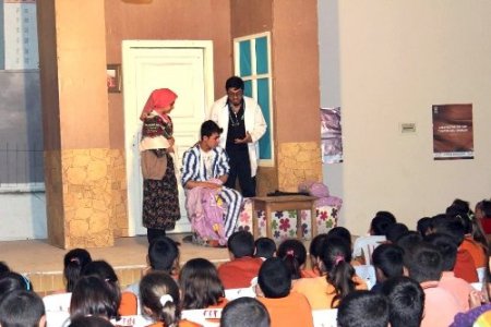 Toprakkale'de 'Mikrobun Ettikleri' oyununu bin çocuk izledi