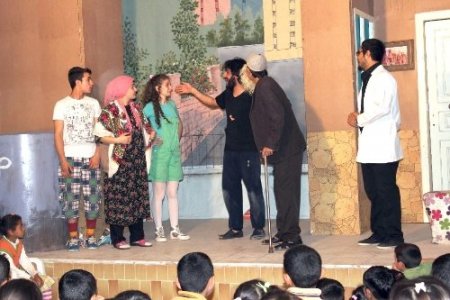 Toprakkale'de 'Mikrobun Ettikleri' oyununu bin çocuk izledi