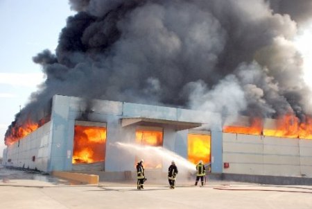 Torbalı'da yatak fabrikası yandı