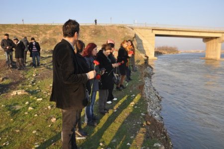 Töre cinayetine kurban giden kızın öldürüldüğü yere karanfil bırakıldı