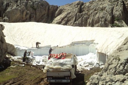 Toros Dağlarından Getirdiği Karla Teravih Namazına Gelenleri Serinletiyor