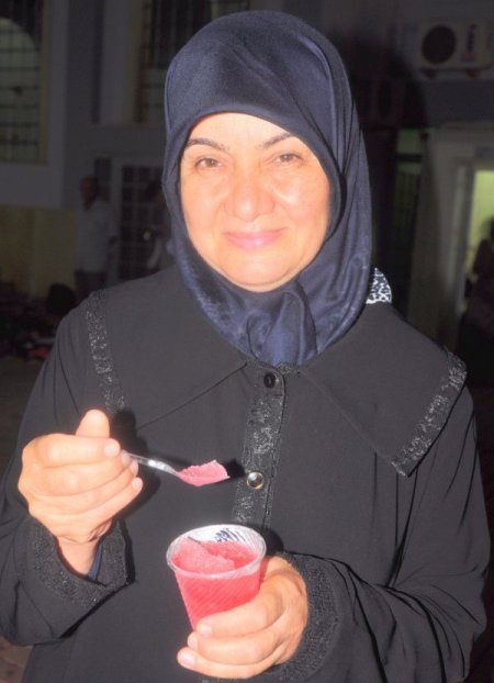 Toros Dağlarından Getirdiği Karla Teravih Namazına Gelenleri Serinletiyor