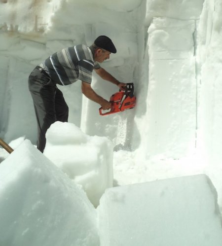 Toros Dağlarından Getirdiği Karla Teravih Namazına Gelenleri Serinletiyor