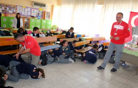 Toroslar'da öğrenciler depreme karşı eğitiliyor