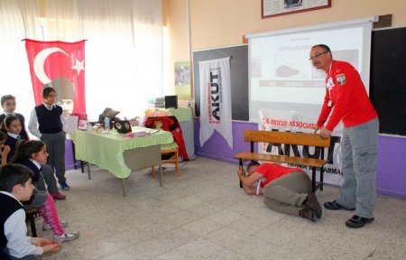 Toroslar'da öğrenciler depreme karşı eğitiliyor
