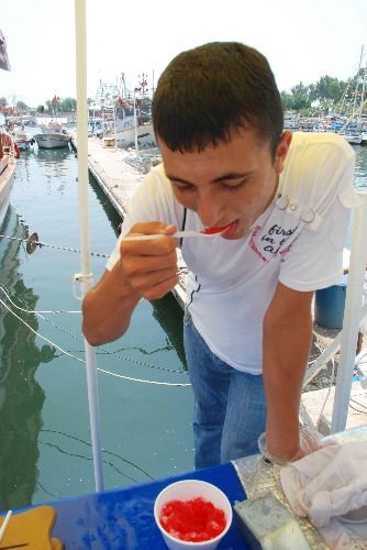 Toroslar'dan Gelen Kardan Yapılan Karsambaçla Serinliyorlar