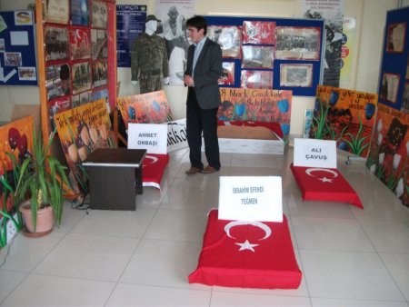 Toroslu öğrenciler Çanakkale'yi sergiyle anlattı