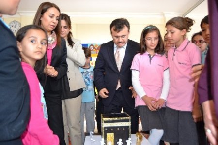 Toroslu öğrenciler hediyelerini Milletvekili Enç'in elinden aldı