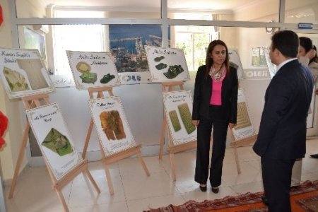 Toroslu öğrenciler hediyelerini Milletvekili Enç'in elinden aldı