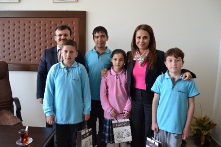 Toroslu öğrenciler hediyelerini Milletvekili Enç'in elinden aldı