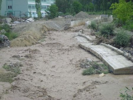 Tortum'da Sel İstinat Duvarlarını Yıktı, Köy Yollarını Ulaşıma Kapadı