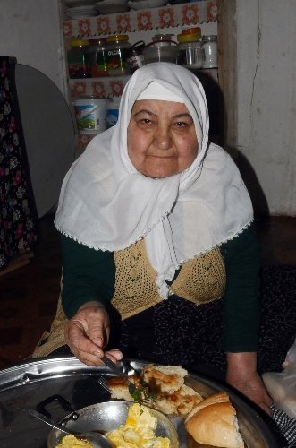 Torunlarına hem annelik hem babalık yapıyor