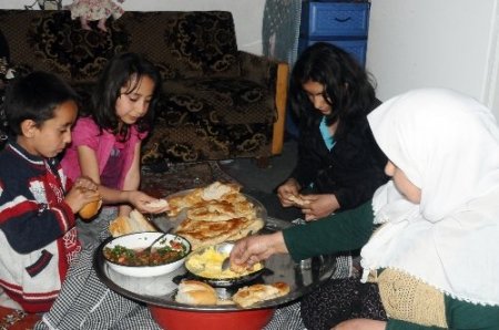 Torunlarına hem annelik hem babalık yapıyor