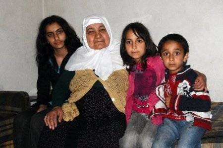 Torunlarına hem annelik hem babalık yapıyor