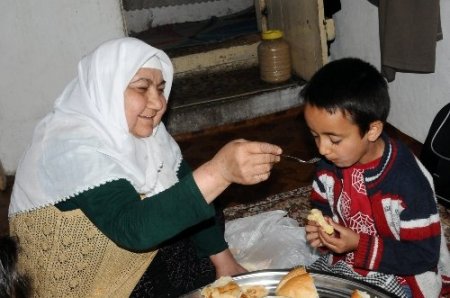 Torunlarına hem annelik hem babalık yapıyor