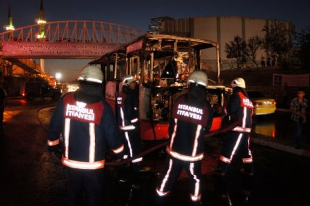 Törür Örgütü Yandaşları, İftar Saatinde Molotof Atarak Yolcu Otobüsü Yaktı
