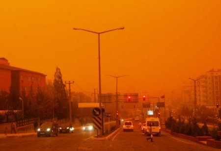 Toz Bulutu Mardin’de Gündüzü Geceye Çevirdi