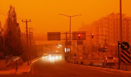 Toz Bulutu Mardin’de Gündüzü Geceye Çevirdi