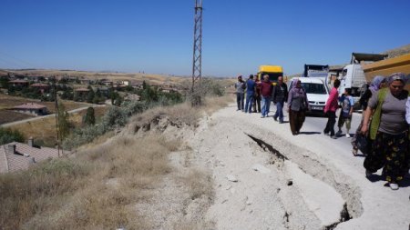 Tozdan bıkan mahallelinin kapattığı yolda 3 kilometrelik TIR kuyruğu oluştu