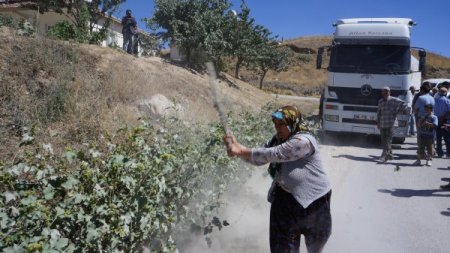 Tozdan bıkan mahallelinin kapattığı yolda 3 kilometrelik TIR kuyruğu oluştu