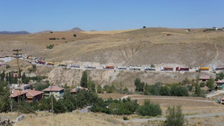 Tozdan bıkan mahallelinin kapattığı yolda 3 kilometrelik TIR kuyruğu oluştu