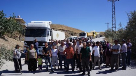 Tozdan bıkan mahallelinin kapattığı yolda 3 kilometrelik TIR kuyruğu oluştu