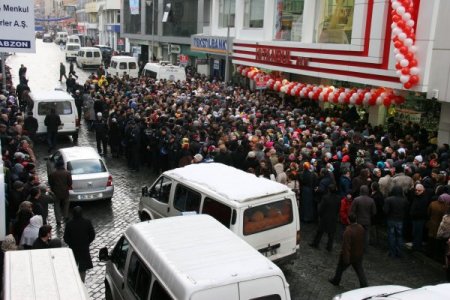 Trabzon’da Bir Alışveriş Merkezinde Ucuz Ürün İzdihamı Yaşandı
