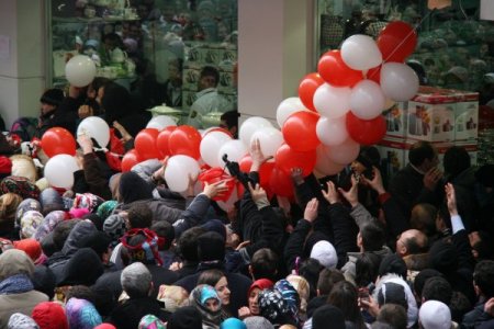 Trabzon’da Bir Alışveriş Merkezinde Ucuz Ürün İzdihamı Yaşandı