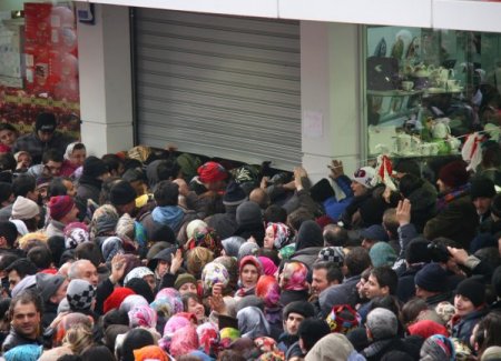 Trabzon’da Bir Alışveriş Merkezinde Ucuz Ürün İzdihamı Yaşandı