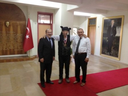 Trabzon'da kemençeciye turizme katkı madalyası verildi