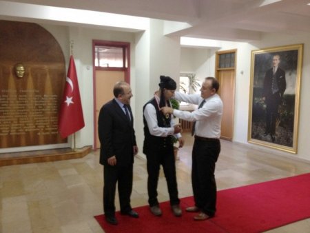 Trabzon'da kemençeciye turizme katkı madalyası verildi