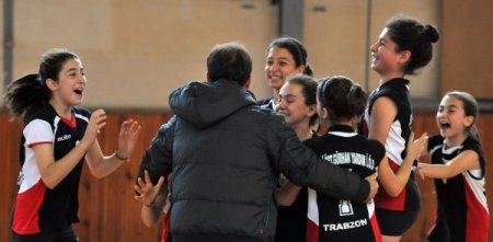 Trabzon'da küçüklerin voleybol müsabakası sona erdi