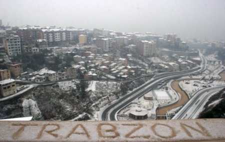 Trabzon’da Şehir Merkezine Mevsimin İlk Karı Yağdı