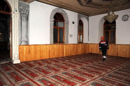 Trabzon'da Sokaklar Sabunlu Su, Camiler Gül Suyu İle Yıkanıyor