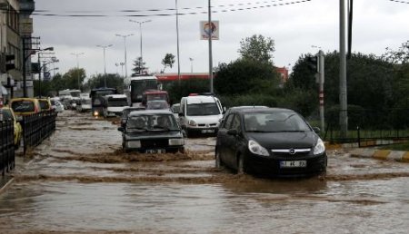 Trabzon'da Yüzlerce İş Yerini Su Bastı (2)