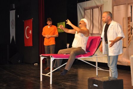 Trabzonlu sağlık çalışanları tiyatroda meslektaşlarının hikayelerini oynuyor