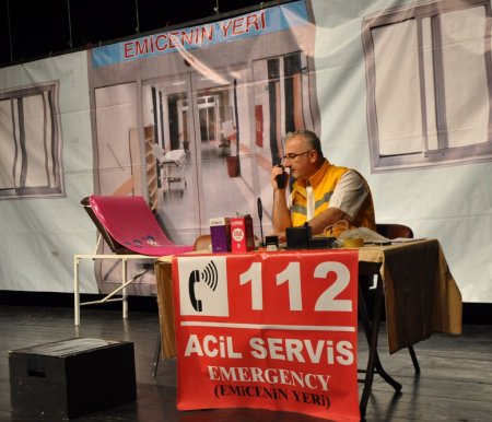 Trabzonlu sağlık çalışanları tiyatroda meslektaşlarının hikayelerini oynuyor