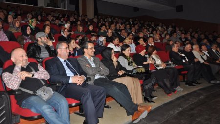 Trabzonlu sağlık çalışanları tiyatroda meslektaşlarının hikayelerini oynuyor