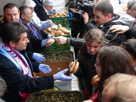 Trabzonluların şenliğinde 2 ton sarma 3 ton mısır ekmeği dağıtıldı