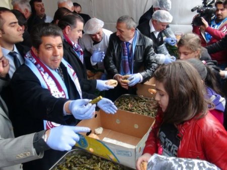 Trabzonluların şenliğinde 2 ton sarma 3 ton mısır ekmeği dağıtıldı