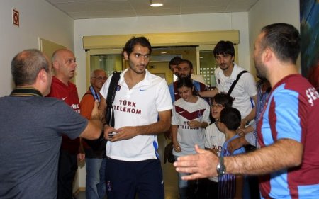 Trabzonspor kafilesi Budapeşte’de bordo güllerle karşılandı