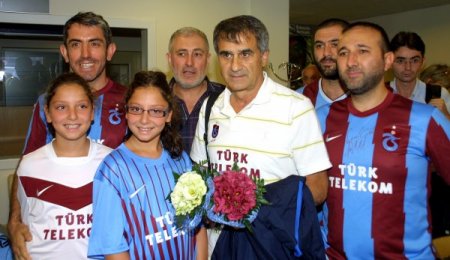 Trabzonspor kafilesi Budapeşte’de bordo güllerle karşılandı