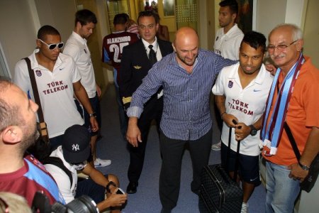 Trabzonspor kafilesi Budapeşte’de bordo güllerle karşılandı